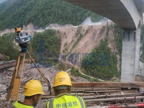 中钢国检工程师现场检测桥梁